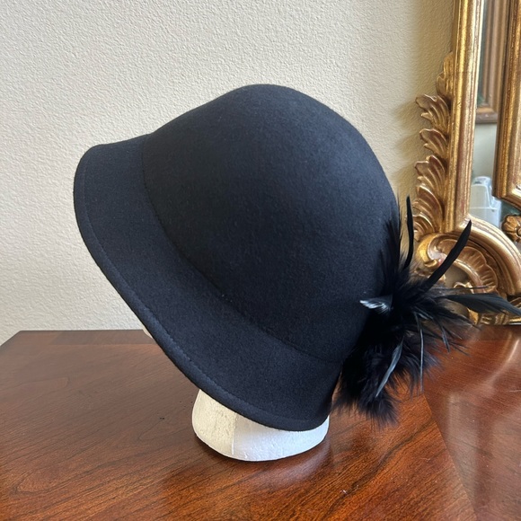 Vintage black wool cloche hat with feather trim - Picture 3 of 5
